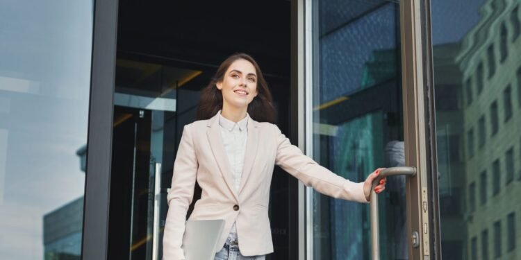 A Gen Z worker got called out by their CEO for leaving 10 minutes early. Workplace experts debate who was in the wrong | Fortune