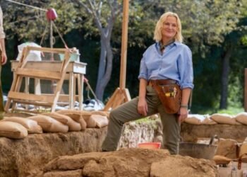 Dig: Peacock Unveils Premiere Date & Photos for Amy Poehler & Hugh Laurie Comedy Series Dig: Peacock Unveils Premiere Date & Photos for Amy Poehler & Hugh Laurie Comedy Series