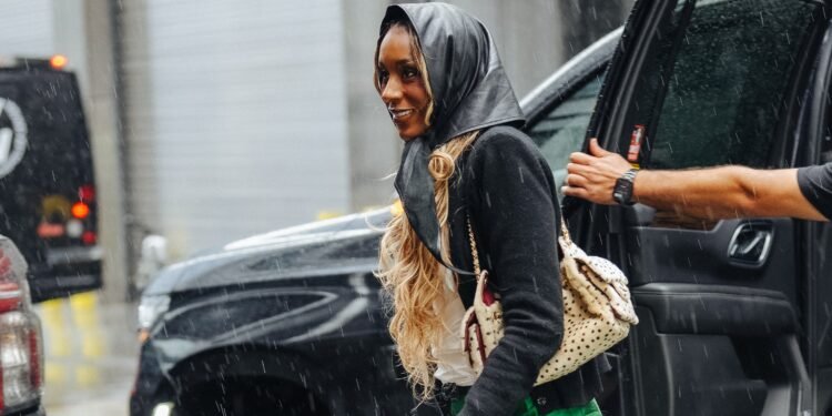 It Poured During NYFW—These Outfits Still Ate It Poured During NYFW—These Outfits Still Ate