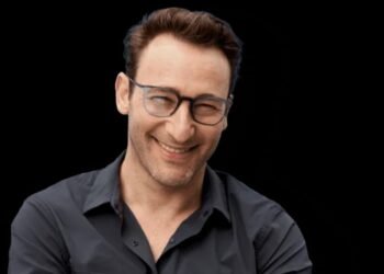 Simon Sinek Reminds CEOs Not To Let AI Replace Your Essential Storytelling Skills